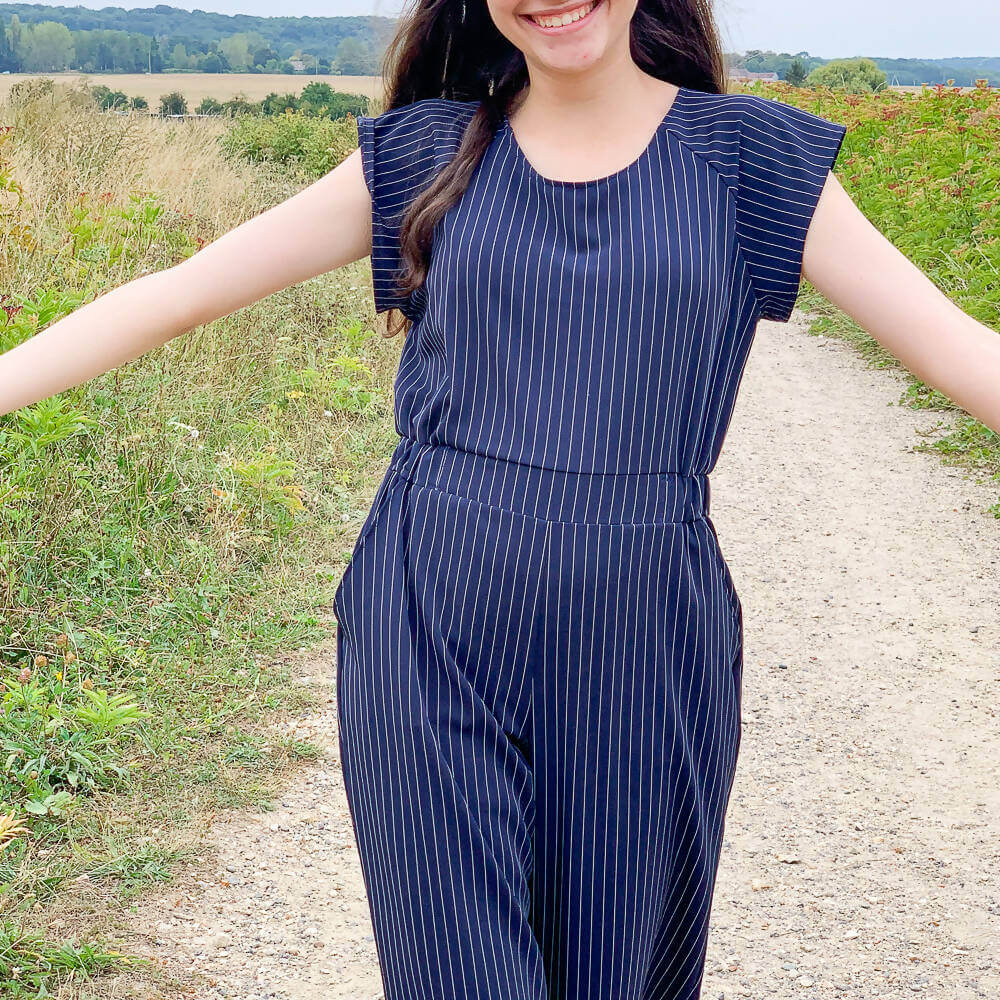 Combinaison, pantalon, 34 au 56, 4 statures – Vanille, patron de couture pdf à télécharger, femme souriante en tenue rayée