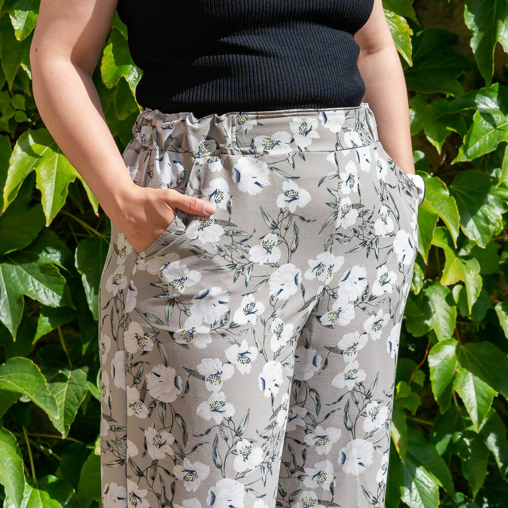 Combinaison, pantalon, 34 au 56, 4 statures – Vanille, patron de couture pdf à télécharger, femme portant un pantalon floral élégant