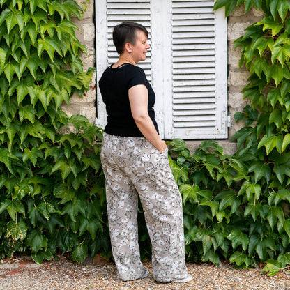 Combinaison, pantalon, 34 au 56, 4 statures – Vanille, patron de couture pdf à télécharger, femme portant pantalon ample imprimé