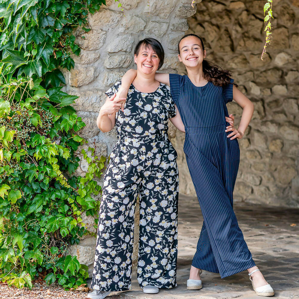 Deux femmes portant la Combinaison, pantalon, 34 au 56, 4 statures – Vanille, patron de couture pdf à télécharger, posant dehors.