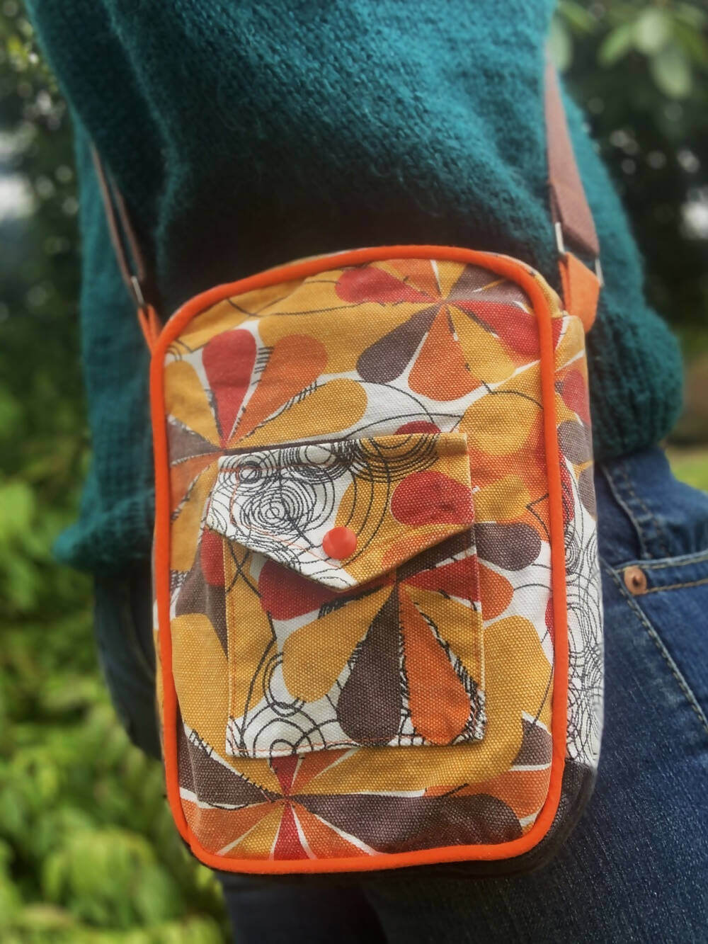 DARLA - La sacoche à bandoulière tailles S, M et L en tissu coloré, patron de couture pdf à télécharger, mode élégante et pratique.