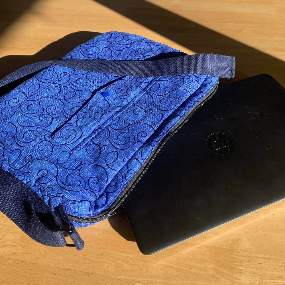 DARLA - La sacoche à bandoulière tailles S, M et L avec patron de couture pdf à télécharger; sacoche bleue avec ordinateur portable.