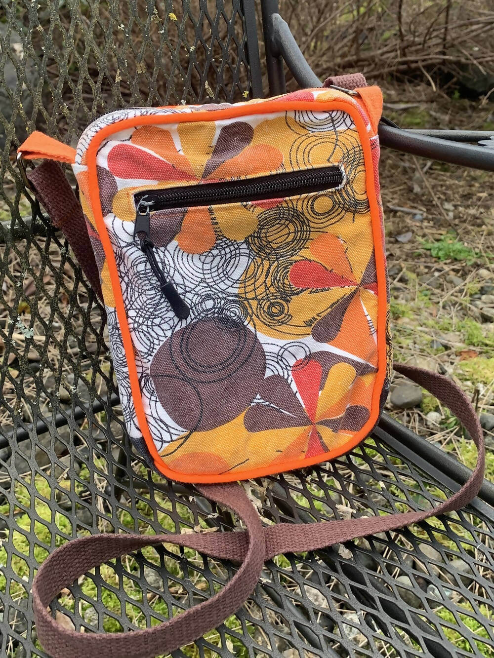 DARLA - La sacoche à bandoulière tailles S, M et L avec patron de couture pdf à télécharger, modèle rectangulaire coloré posé sur une chaise.