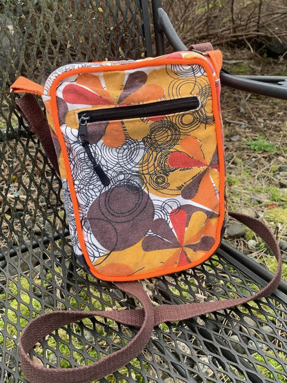 DARLA - La sacoche à bandoulière tailles S, M et L avec patron de couture pdf à télécharger, modèle rectangulaire coloré posé sur une chaise.