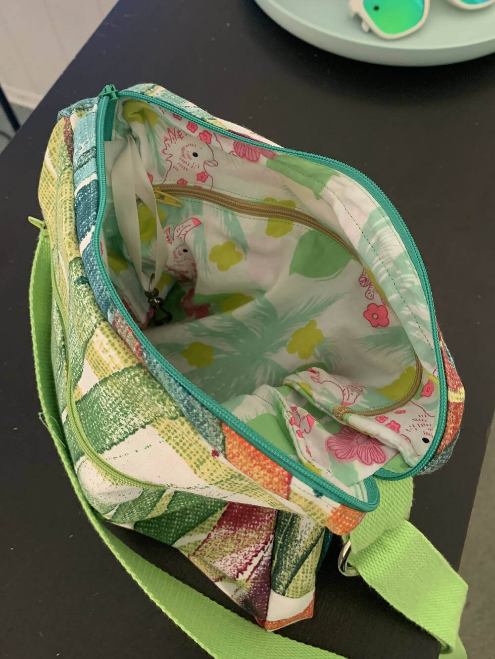 DARLA - La sacoche à bandoulière tailles S, M et L, patron de couture pdf à télécharger visible avec doublure intérieure colorée.