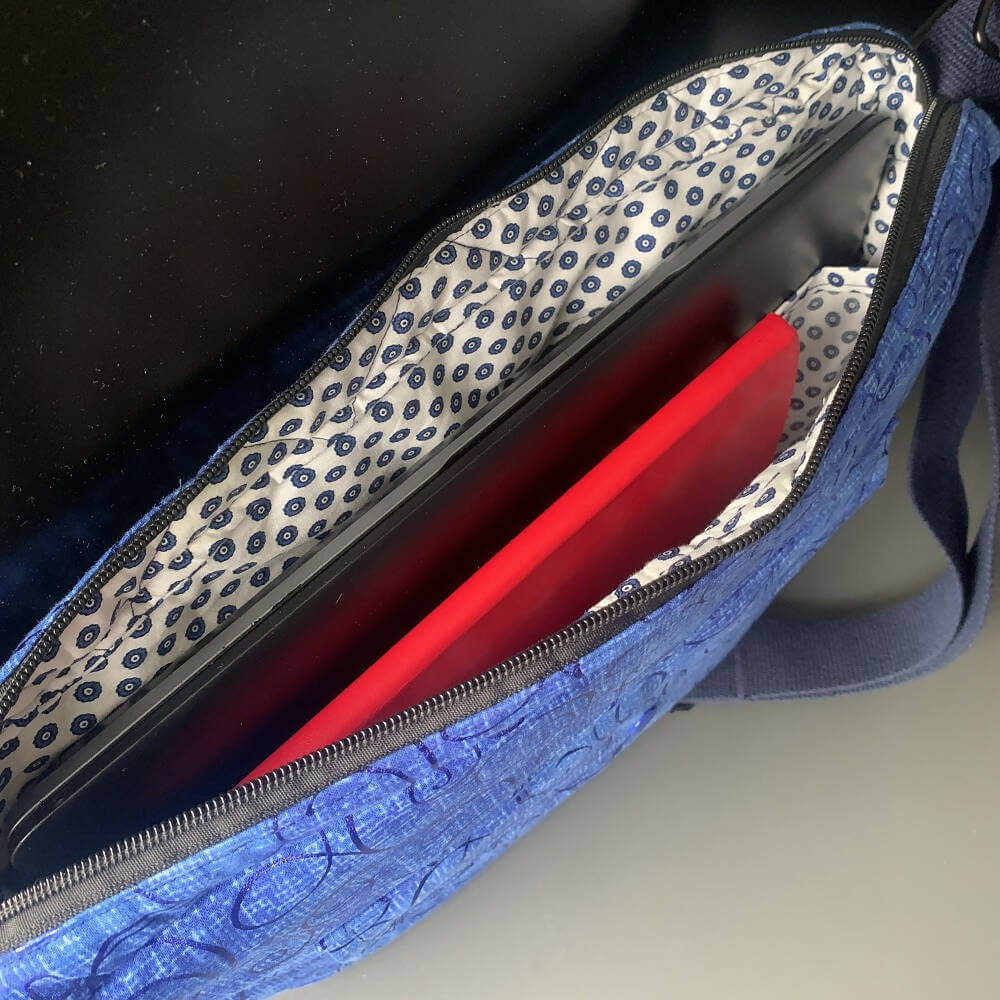 Intérieur de la sacoche à bandoulière DARLA en bleu, montrant espace de rangement pour la sacoche DARLA - La sacoche à bandoulière tailles S, M et L.