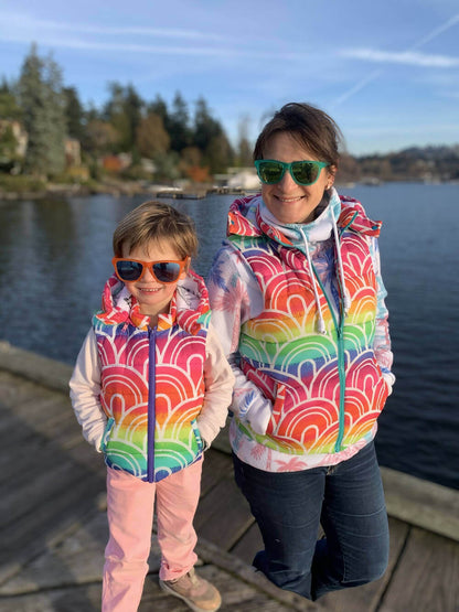 Duo KEZIA - Doudoune sans manches mixte pour adulte (XS au XXXL) et enfant (2 à 16 Ans) au bord du lac, patron de couture pdf à télécharger.