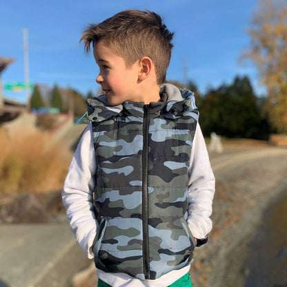 Enfant portant une doudoune sans manches Duo KEZIA avec motif camouflage, idéale pour la mi-saison, patron de couture pdf à télécharger.