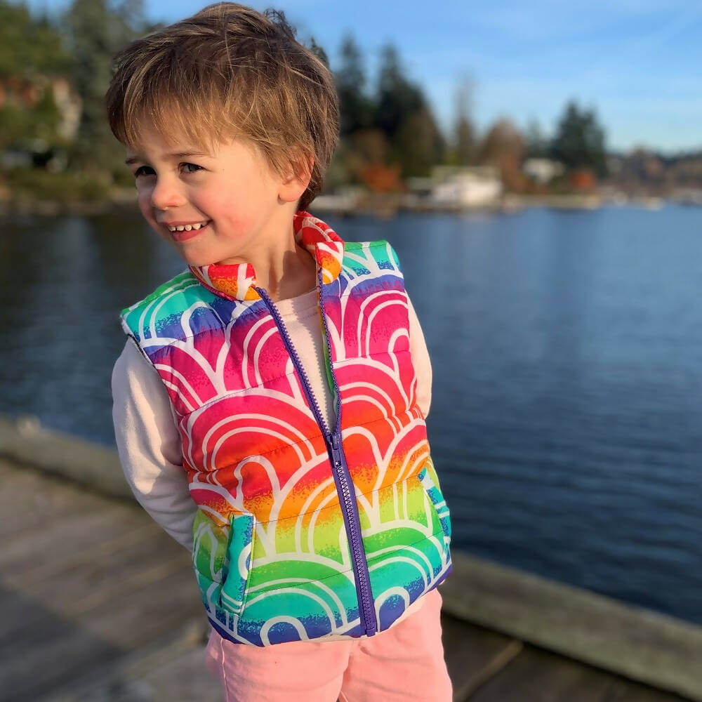 Enfant portant une doudoune sans manches colorée, idéal pour mi-saison. Téléchargement patron de couture pdf. Duo KEZIA - Doudoune sans manches mixte pour adulte (XS au XXXL) et enfant (2 à 16 Ans).