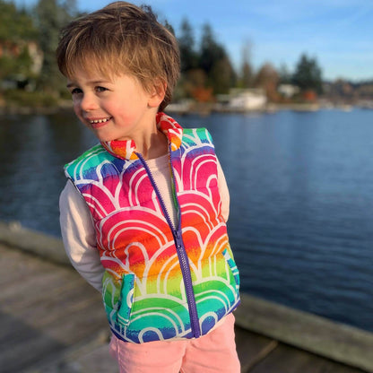 Enfant portant une doudoune sans manches colorée, idéal pour mi-saison. Téléchargement patron de couture pdf. Duo KEZIA - Doudoune sans manches mixte pour adulte (XS au XXXL) et enfant (2 à 16 Ans).