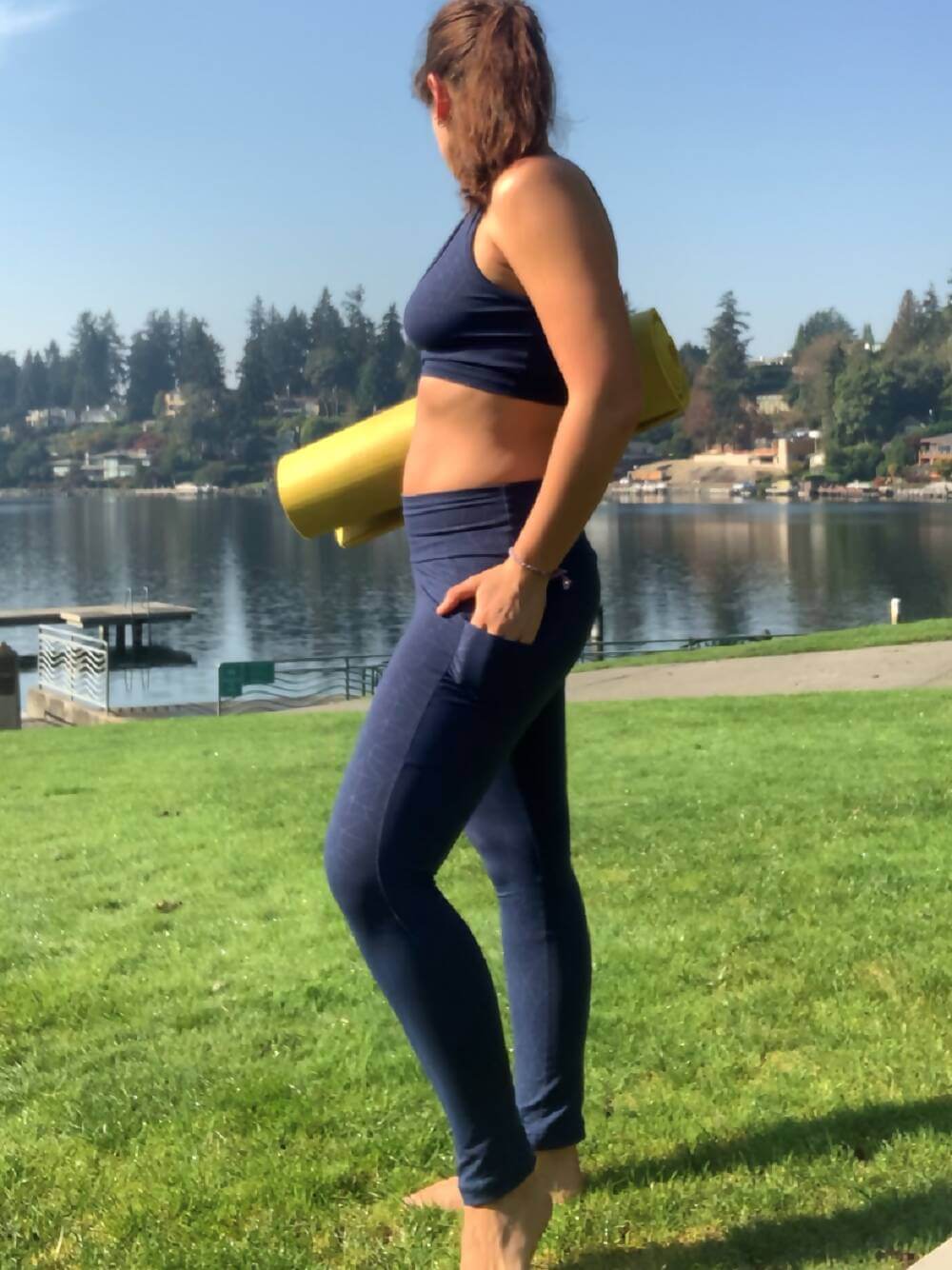 Femme portant un Duo KIM - legging pour femmes (34-54) et filles (2-16 Ans), parfait pour yoga et jogging, avec patron de couture pdf à télécharger.