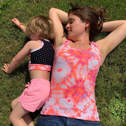 Duo ROXANA - Débardeur pour femmes (34 - 54) et filles (2 - 16 Ans) sur l'herbe, patron de couture pdf à télécharger.