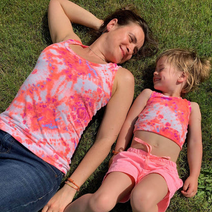 Duo ROXANA - Débardeur pour femmes (34 - 54) et filles (2 - 16 Ans) avec un patron de couture pdf à télécharger, montrant un design vivant.