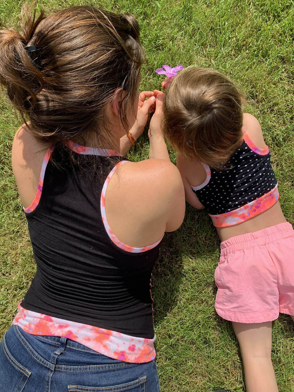 Mère et fille portant le Duo ROXANA - Débardeur pour femmes (34 - 54) et filles (2 - 16 Ans), patron de couture pdf à télécharger.