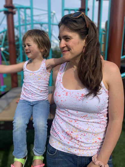 Mère et fille portant le Duo ROXANA - Débardeur pour femmes (34 - 54) et filles (2 - 16 Ans), patron de couture pdf à télécharger.