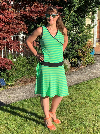 Duo SANDY - Robe cache coeur pour femmes (34 à 54) et filles (2 à 16 Ans), patron de couture pdf à télécharger, femme portant robe verte.