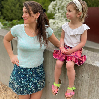 Mère et fille portant le Duo SANTANA - Jupe longue à volants pour femmes (34-54) et filles (2-16 Ans), patron de couture pdf à télécharger.