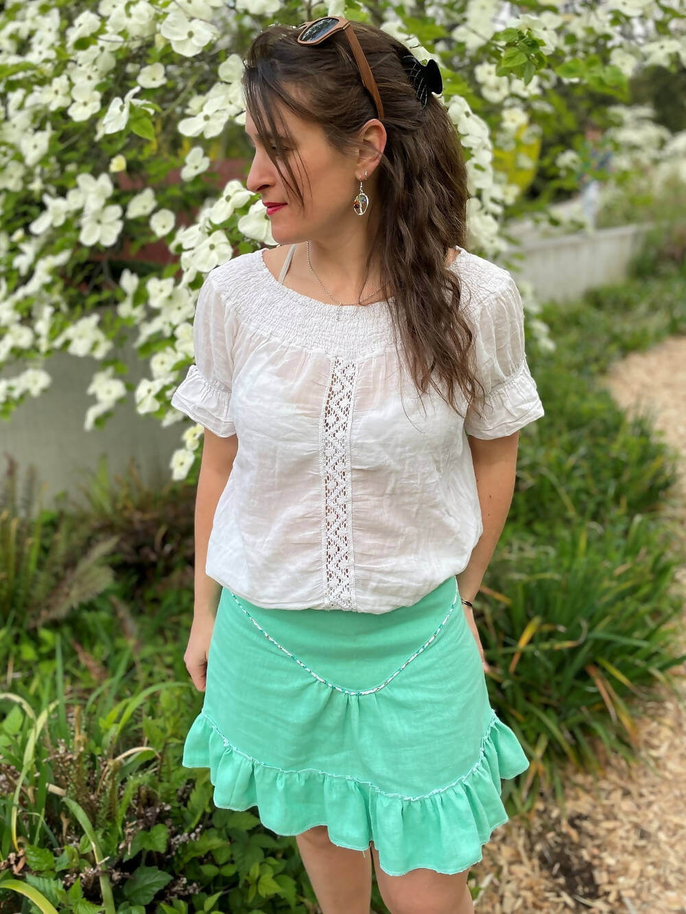 Femme portant le Duo SANTANA - Jupe longue à volants pour femmes (34-54) et filles (2-16 Ans), patron de couture pdf à télécharger.