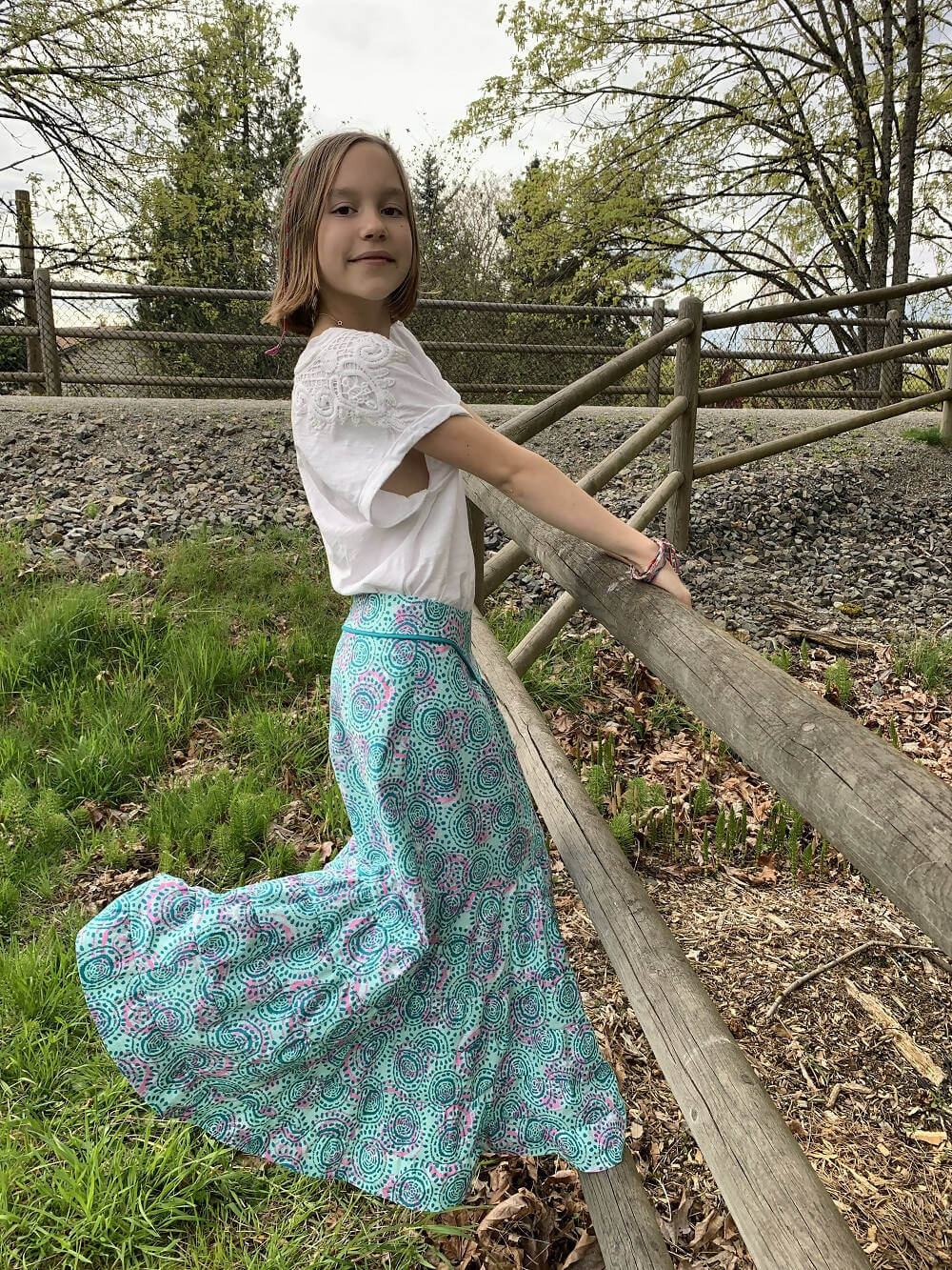 Fille portant une Duo SANTANA - Jupe longue à volants pour femmes (34-54) et filles (2-16 Ans), patron de couture pdf à télécharger.