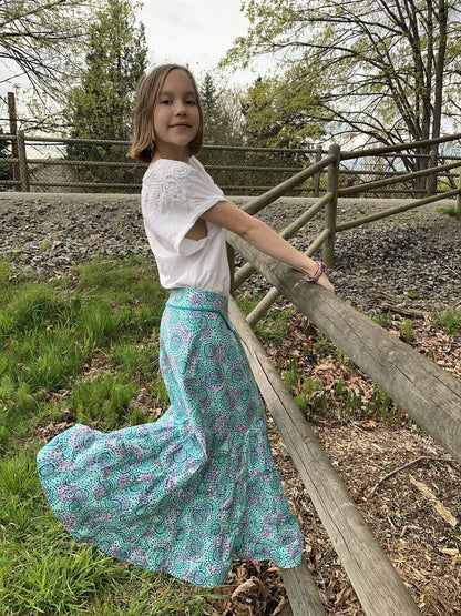 Fille portant une Duo SANTANA - Jupe longue à volants pour femmes (34-54) et filles (2-16 Ans), patron de couture pdf à télécharger.