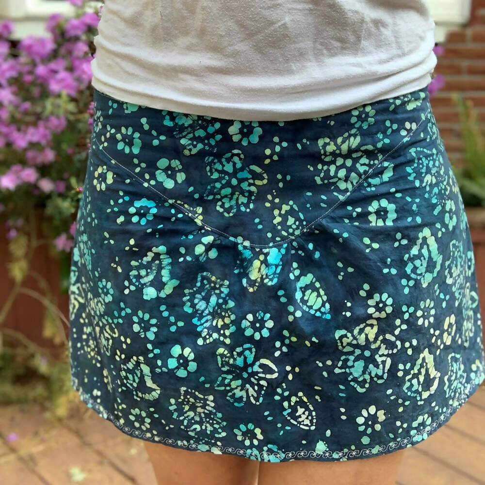 Femme portant une jupe Santana bleue florale avec ceinture en V, patron de couture pdf à télécharger Duo SANTANA - Jupe longue à volants.