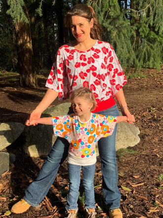 Mère et fille portant le Duo VANOU - Le top pour femmes (34 au 54) et filles (2 à 16 Ans), patron de couture PDF à télécharger.