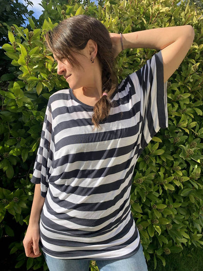 Femme portant le Duo VANOU - Le top pour femmes (34 au 54) et filles (2 à 16 Ans), patron de couture pdf à télécharger, manches kimono.