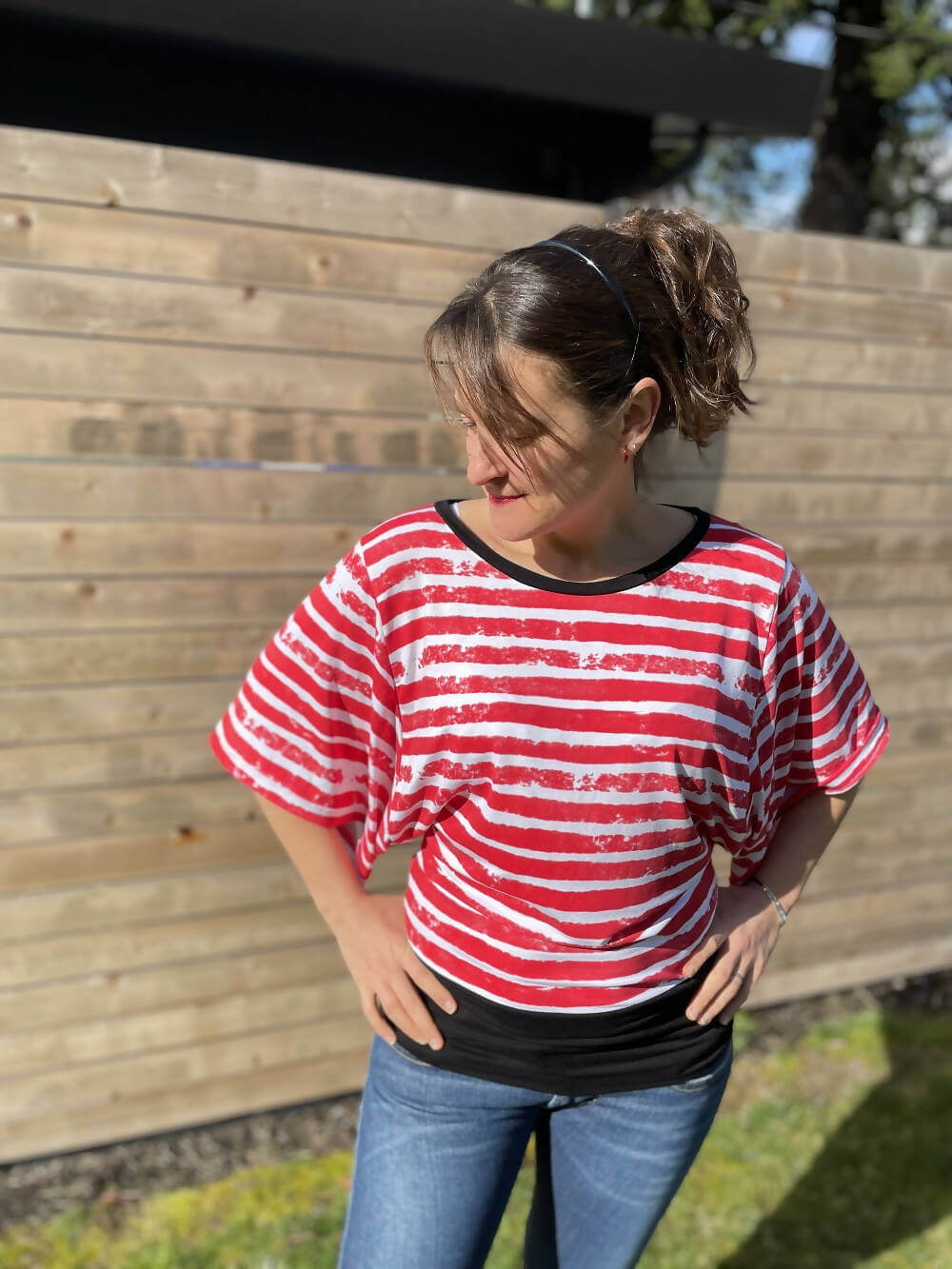 Femme portant le Duo VANOU - Le top pour femmes (34 au 54) et filles (2 à 16 Ans), patron de couture pdf à télécharger.