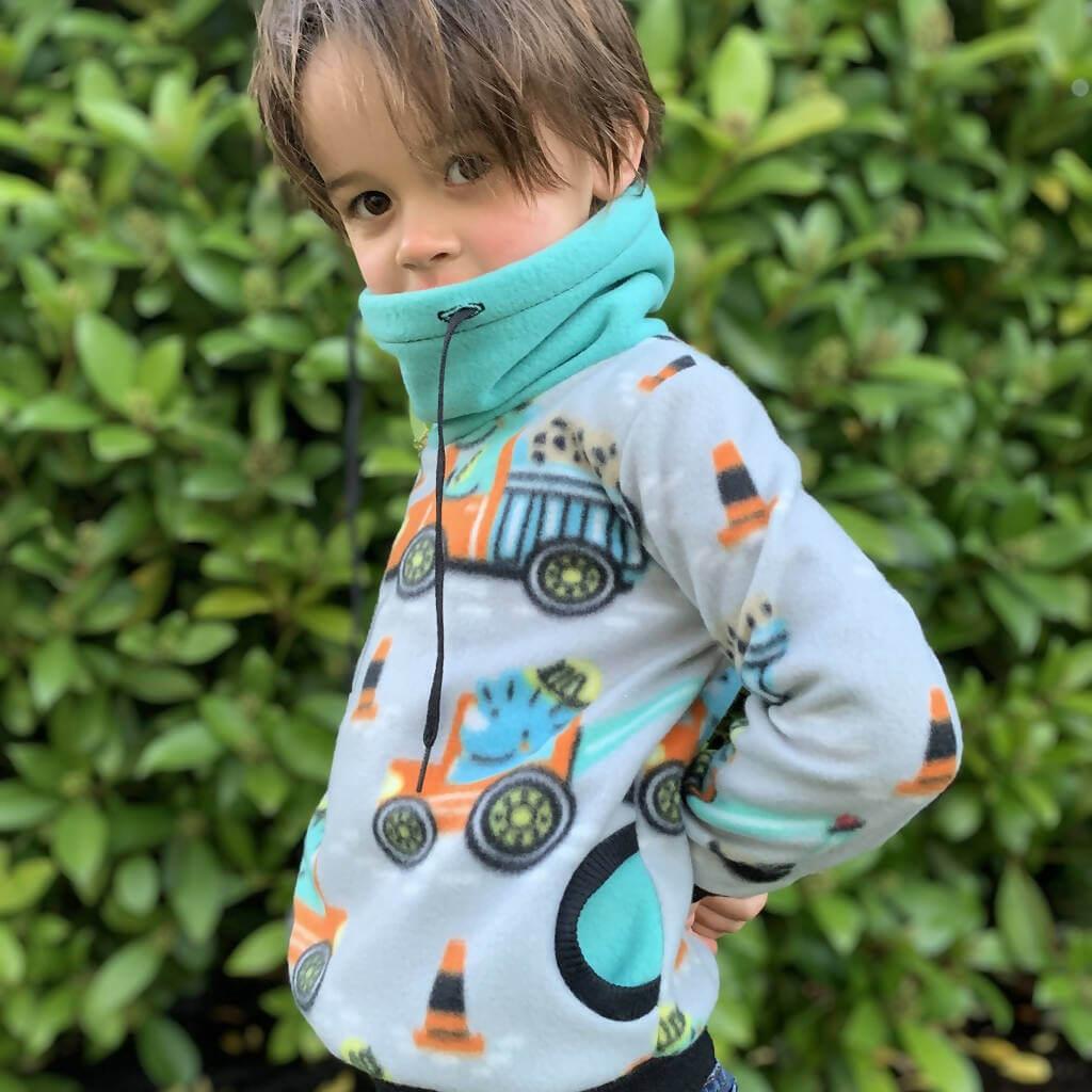 Enfant portant un Duo sweat TITUS pour adultes (XS - XXXL) et enfants (2 - 16 Ans), patron de couture pdf à télécharger, motif ludique.