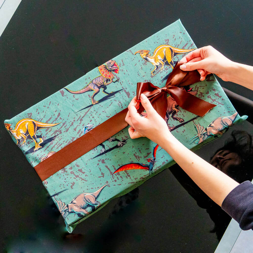 Emballage cadeau zéro déchet – Waouh! avec tissu dinosaure, patron de couture pdf à télécharger, idéal pour cadeaux volumineux.