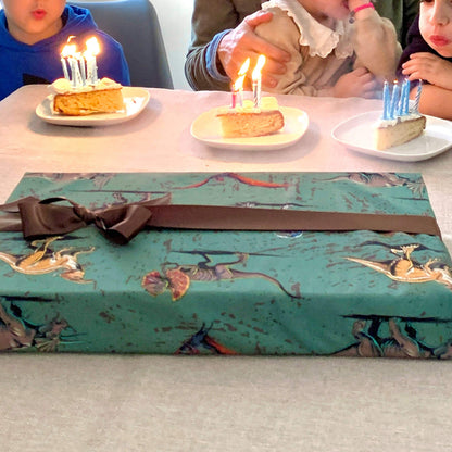 Emballage cadeau zéro déchet – Waouh! sur une table de fête avec gâteau d'anniversaire, patron de couture pdf à télécharger.