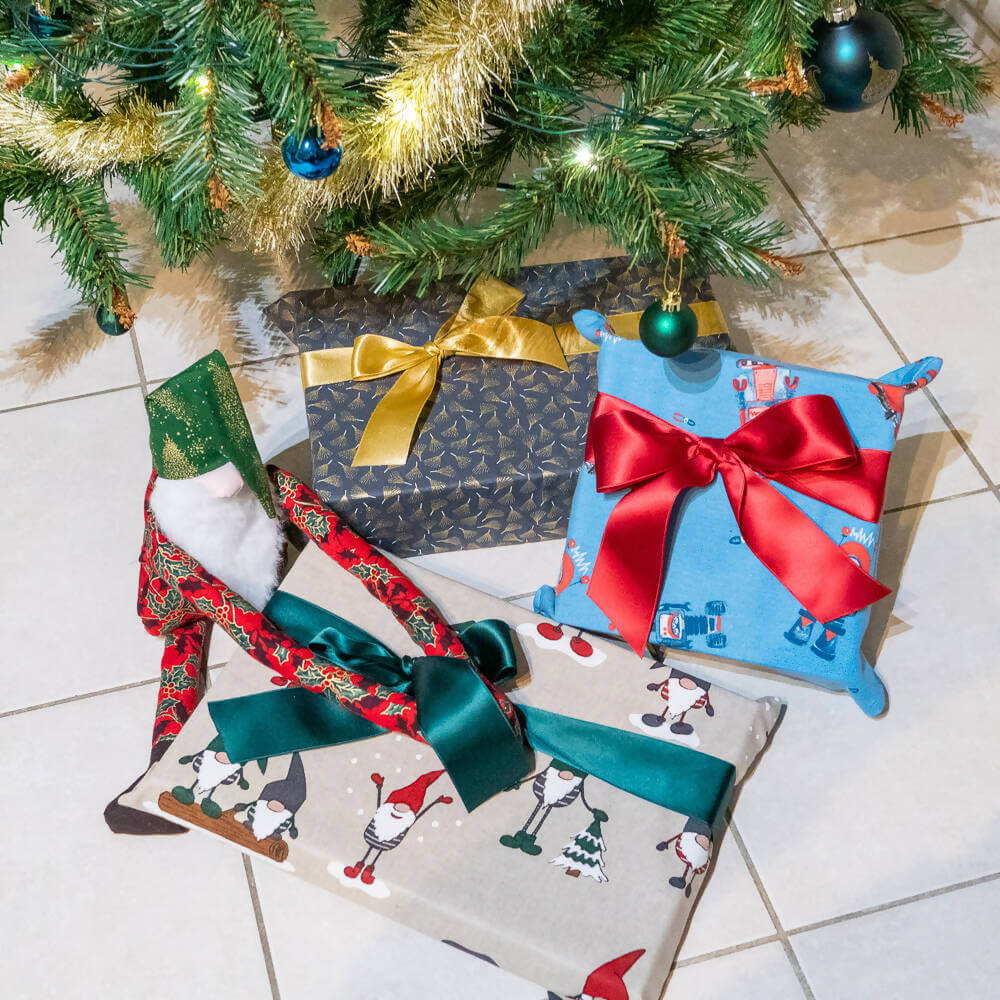 Emballage cadeau zéro déchet – Waouh! en tissu coloré sous un sapin, patron de couture pdf à télécharger pour emballages réutilisables
