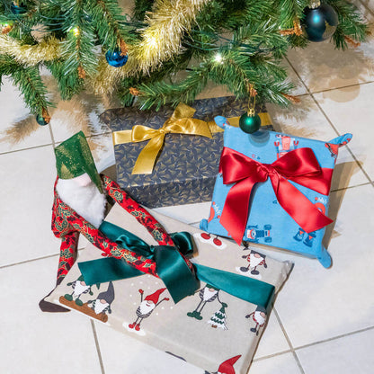 Emballage cadeau zéro déchet – Waouh! en tissu coloré sous un sapin, patron de couture pdf à télécharger pour emballages réutilisables