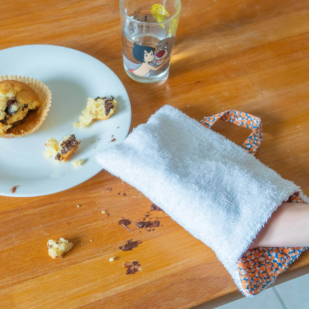 Essuie-tout biface lavable – Oups sur une table en bois avec un muffin et un verre, patron de couture pdf à télécharger.
