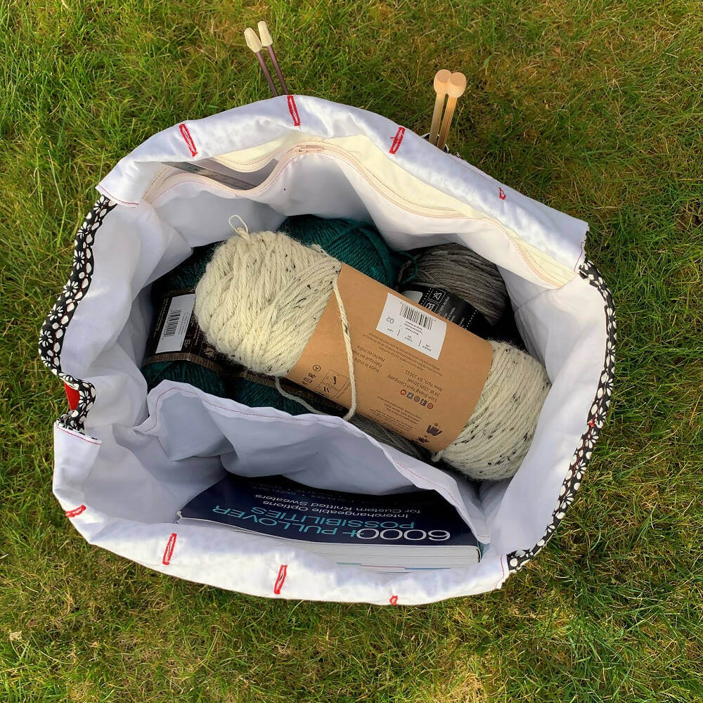 GRAND-MAMAN - Sac de tricot 35cm x 35cm x 20cm avec laine et aiguilles, idéal pour patron de couture pdf à télécharger et rangement efficace.