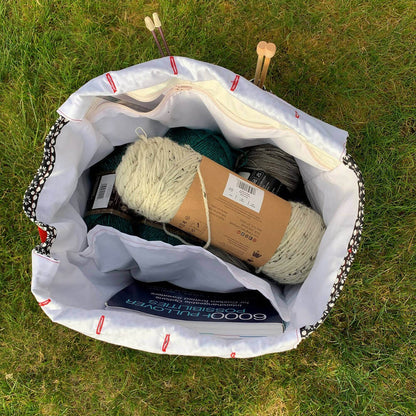 GRAND-MAMAN - Sac de tricot 35cm x 35cm x 20cm avec laine et aiguilles, idéal pour patron de couture pdf à télécharger et rangement efficace.