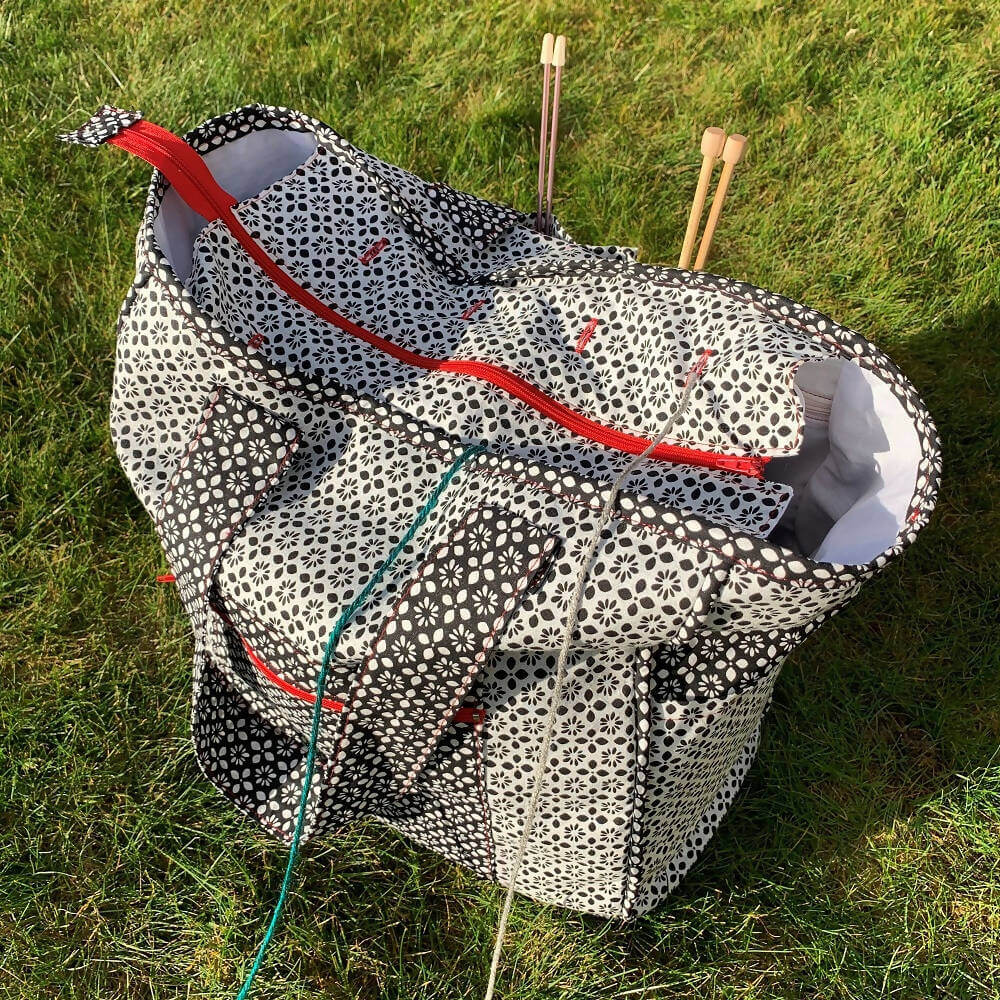 GRAND-MAMAN - Sac de tricot 35cm x 35cm x 20cm sur l'herbe, idéal pour patron de couture pdf à télécharger, avec poches multiples.