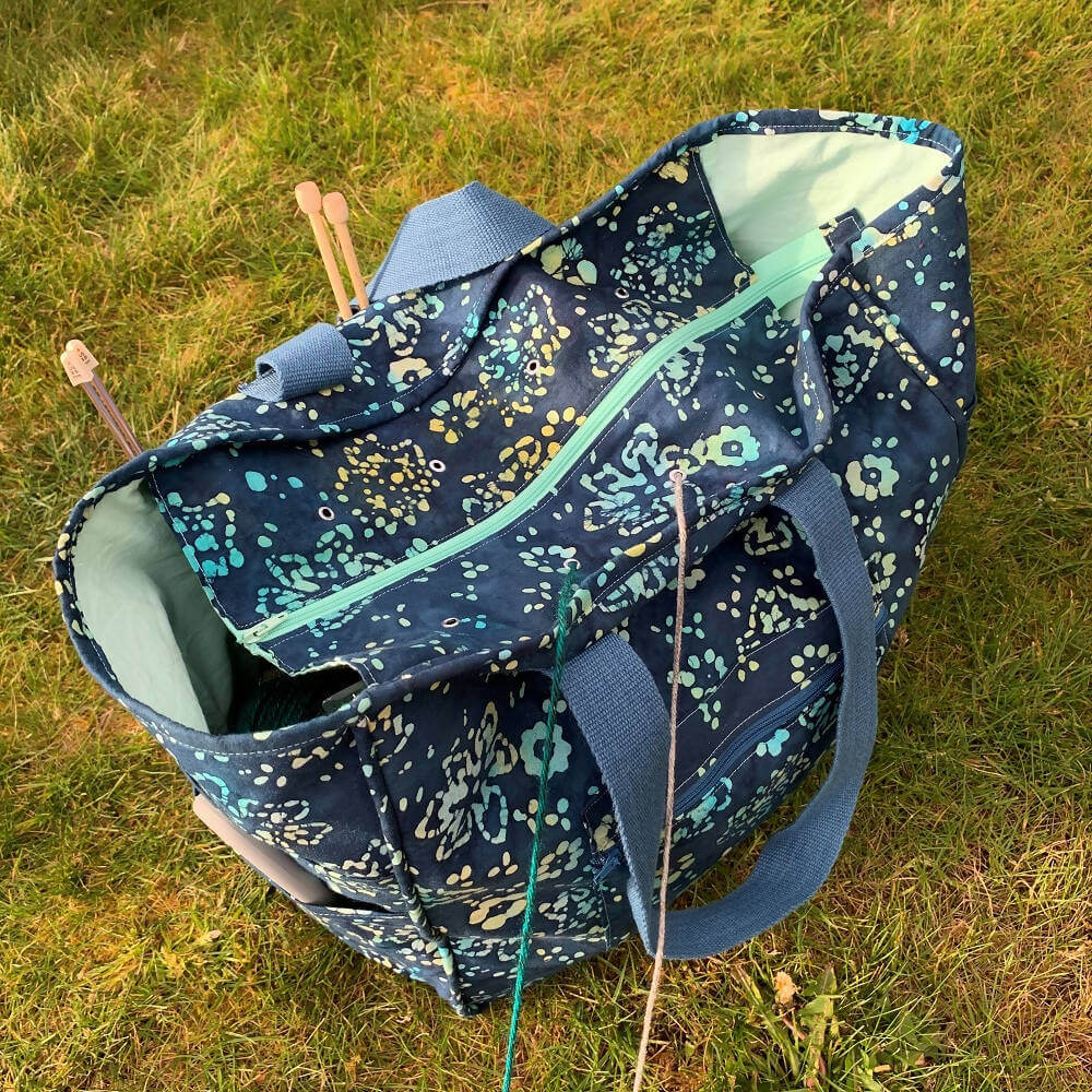 GRAND-MAMAN - Sac de tricot 35cm x 35cm x 20cm en tissu fleuri, parfait pour ranger laine et accessoires, patron de couture pdf à télécharger.