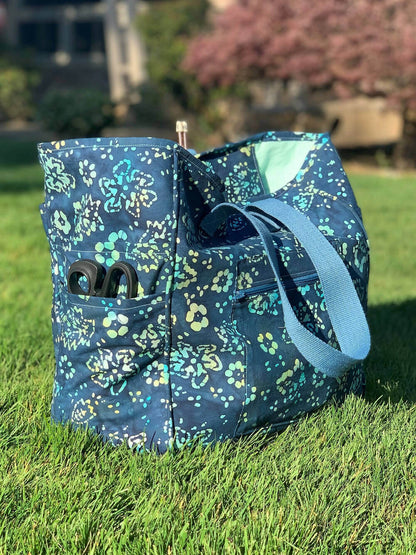 GRAND-MAMAN - Sac de tricot 35cm x 35cm x 20cm avec motifs floraux, idéal pour patron de couture pdf à télécharger, posé sur herbe verte.