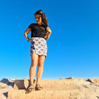 Femme portant la Jupe Arbanaise - T34 à 46 sur un escalier ensoleillé. Patron de couture pdf à télécharger.