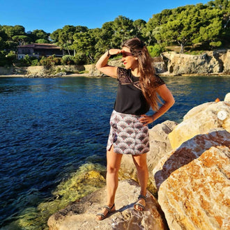 Femme portant la Jupe Arbanaise - T34 à 46 près de l'eau, patron de couture pdf à télécharger.