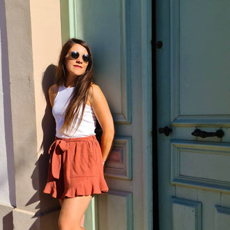 Femme portant la Jupe / Short Bibiche - T34 à 48, patron de couture pdf à télécharger, style décontracté avec ceinture et volants.