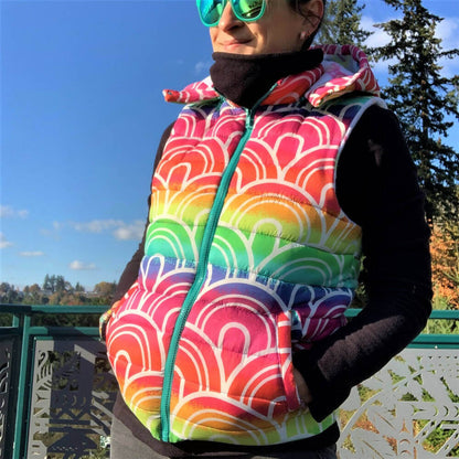 Person wearing KEZIA - Doudoune sans manches mixte pour adultes du XS au XXXL avec motif coloré et lunettes de soleil.