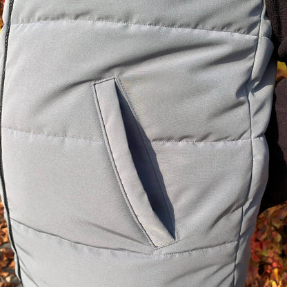 Poche latérale de la KEZIA - Doudoune sans manches mixte pour adultes du XS au XXXL, patron de couture pdf à télécharger.