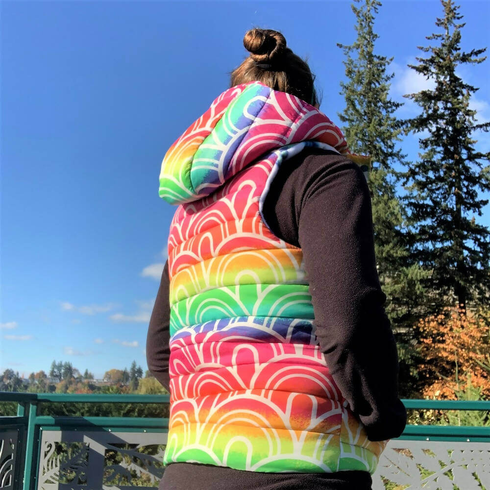 KEZIA - Doudoune sans manches mixte pour adultes du XS au XXXL colorée, vue arrière sur une personne portant le gilet en extérieur.