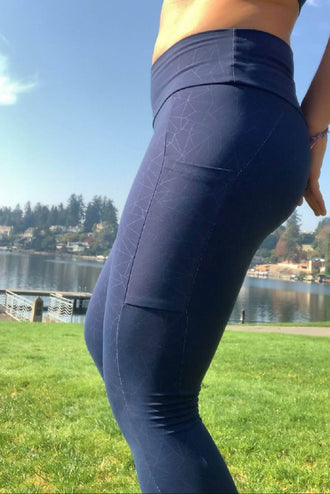 KIM - legging pour femmes du 34 au 54 en plein air, patron de couture pdf à télécharger, vue de profil, ceinture dos en V.