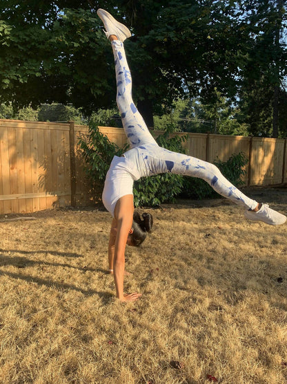 Femme en pleine séance de yoga portant le KIM - legging pour femmes du 34 au 54, patron de couture pdf à télécharger, dans un jardin.