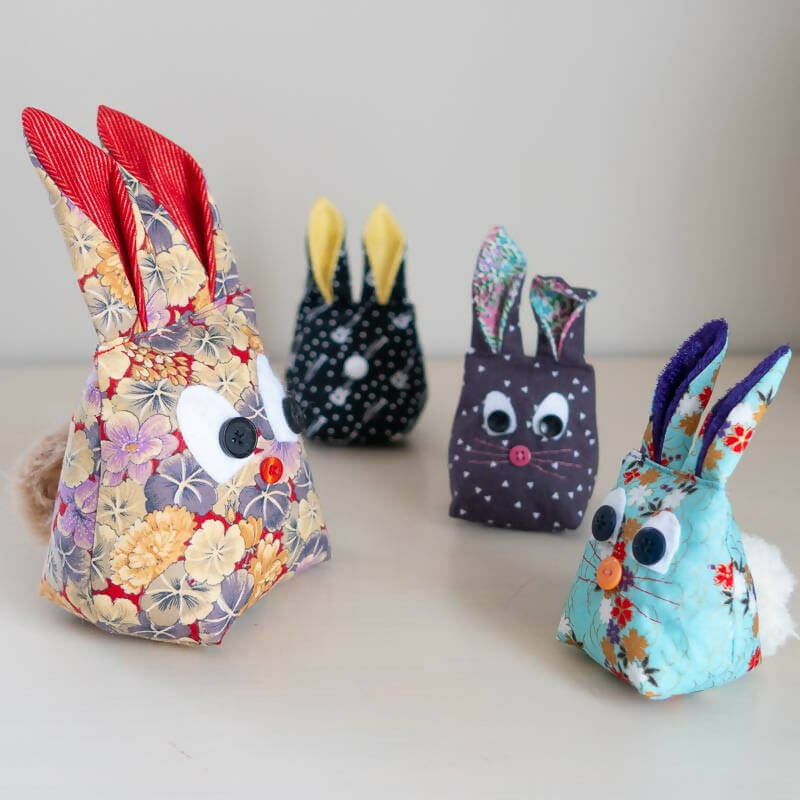 Lapin de Pâques, 2 tailles – Gabin, patron de couture pdf à télécharger, lapins colorés en tissu pour la décoration de Pâques