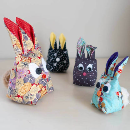 Lapin de Pâques, 2 tailles – Gabin, patron de couture pdf à télécharger, lapins colorés en tissu pour la décoration de Pâques