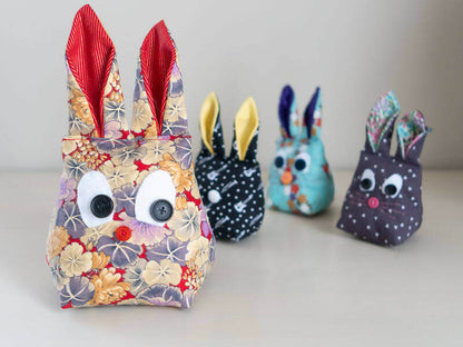 Lapin de Pâques, 2 tailles – Gabin, patron de couture pdf à télécharger, lapins cousus en tissu coloré, décoration DIY pour Pâques.